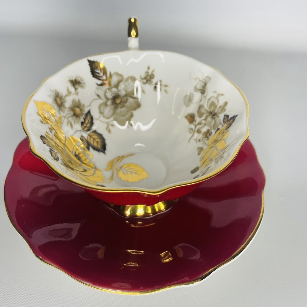 Queen Anne Bone China Red w/ Gold Flowers Tea Cup & Saucer Gold Trim‎ Rare!